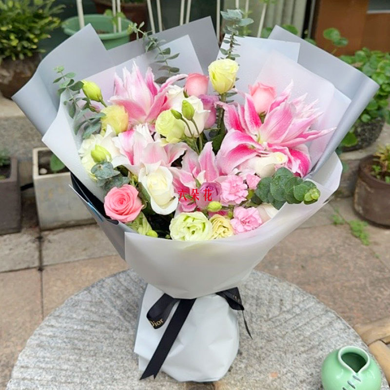 9朵玫瑰混搭百合，爱恋纯真无邪