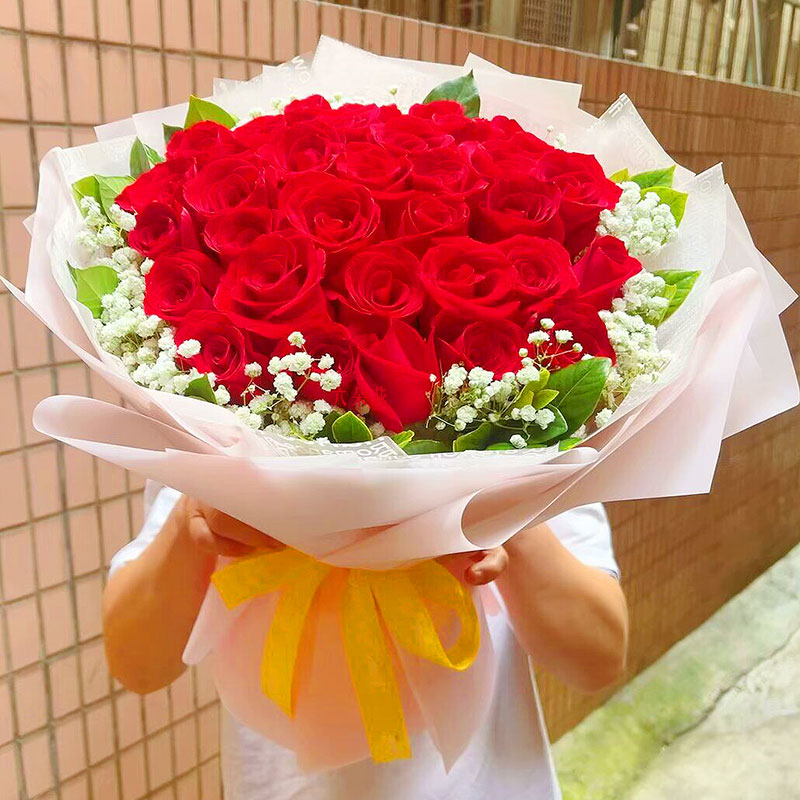33朵红玫瑰满天星，我对你的真心