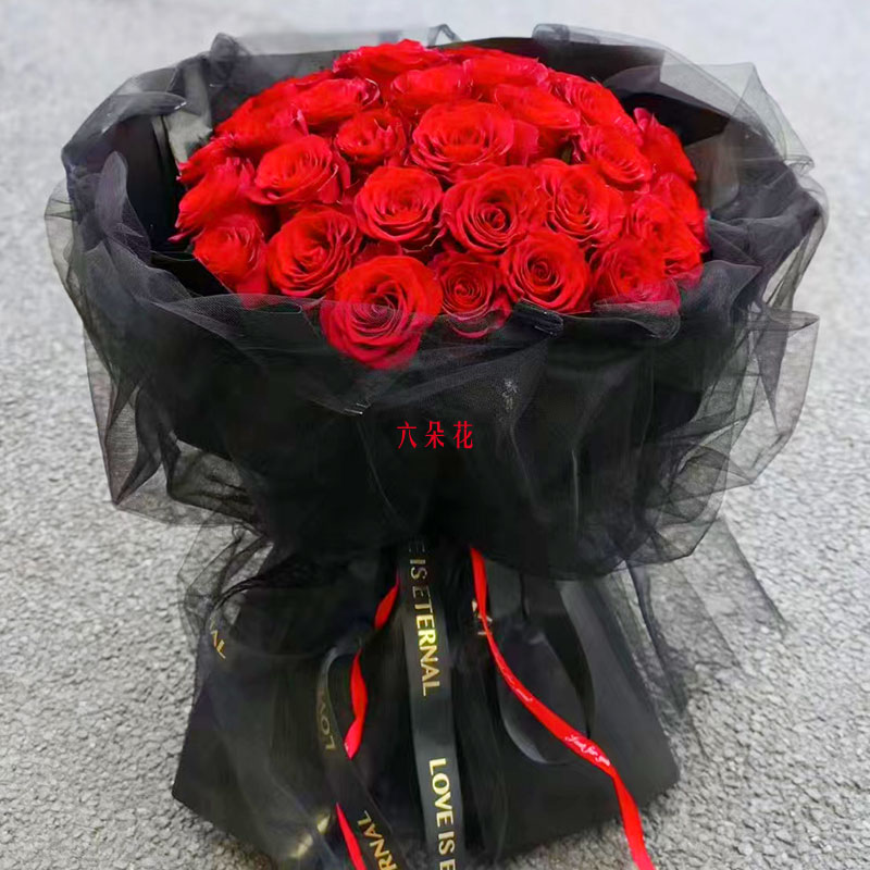 33朵红玫瑰黑色包装，此花表真心