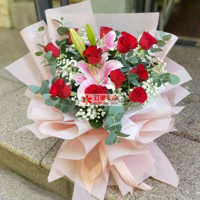 鹤壁11朵红玫瑰百合，全世界里只有一个你