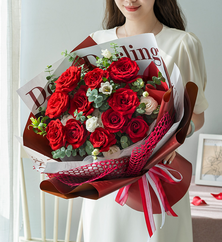 鹤壁女朋友生日,送玫瑰花束合适还是百合花更好?
